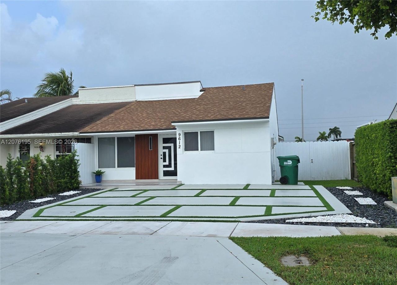 9612 Grand Canal Dr, Miami, FL 33174 Photo
