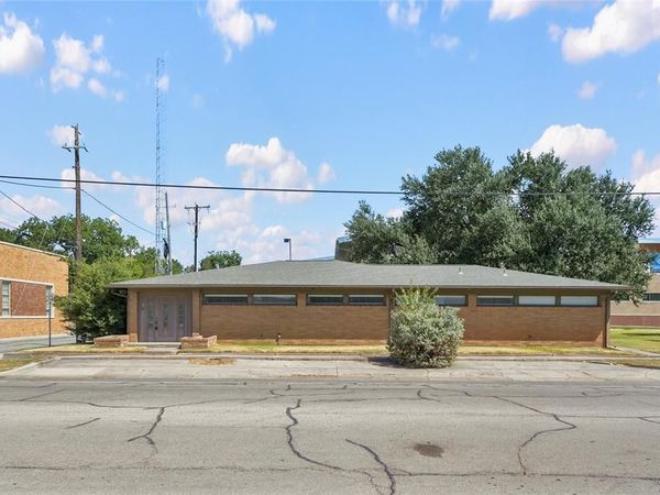 301 E Broadway Street, Gainesville, TX 76240