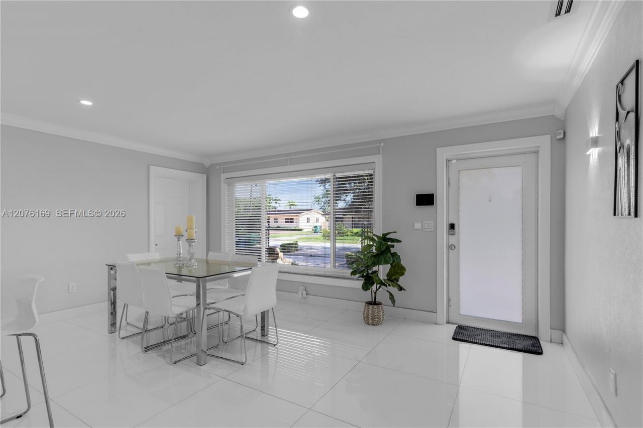 10310 SW 43rd St , Miami, FL 33165 Photo