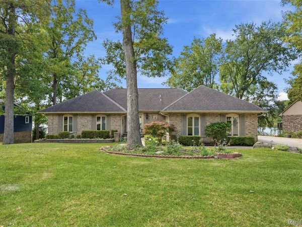 152 Overlake, Lake Orion Village, Mi 48362