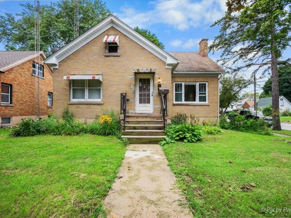 867 Clay Street , Woodstock, IL 60098