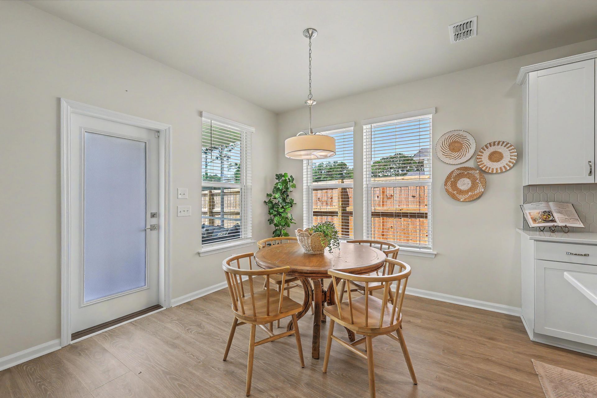 468 White Magnolia Street Photo 17