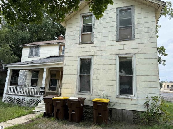 221 Woodworth Avenue, Alma, MI 48801