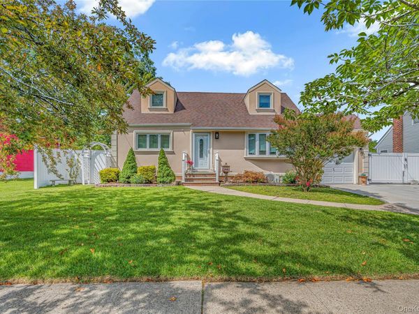 195 N Wisconsin Avenue , North Massapequa, NY 11758