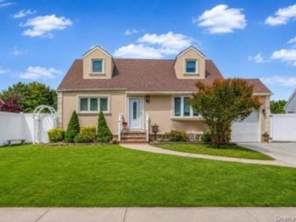 195 N Wisconsin Avenue , North Massapequa, NY 11758