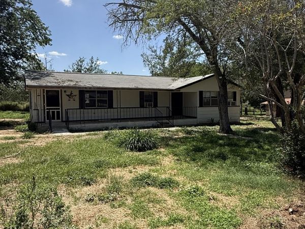 1207 El Paso, Stockdale, TX 78160