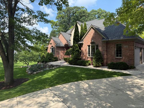 3129 SAND PEBBLE COVE Drive, Hamburg Township, Mi 48169