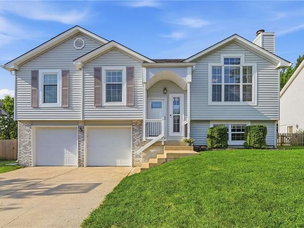 107 E Laredo Trail, Raymore, MO 64083
