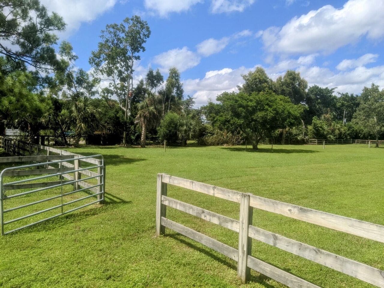 819 Cindy Circle Lane, Unit ~ Barn & G, Wellington, FL 33414 Photo