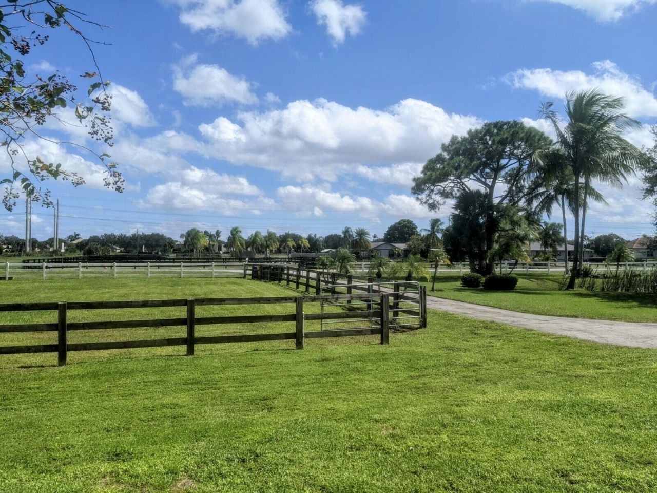 819 Cindy Circle Lane, Unit ~ Barn & G, Wellington, FL 33414 Photo
