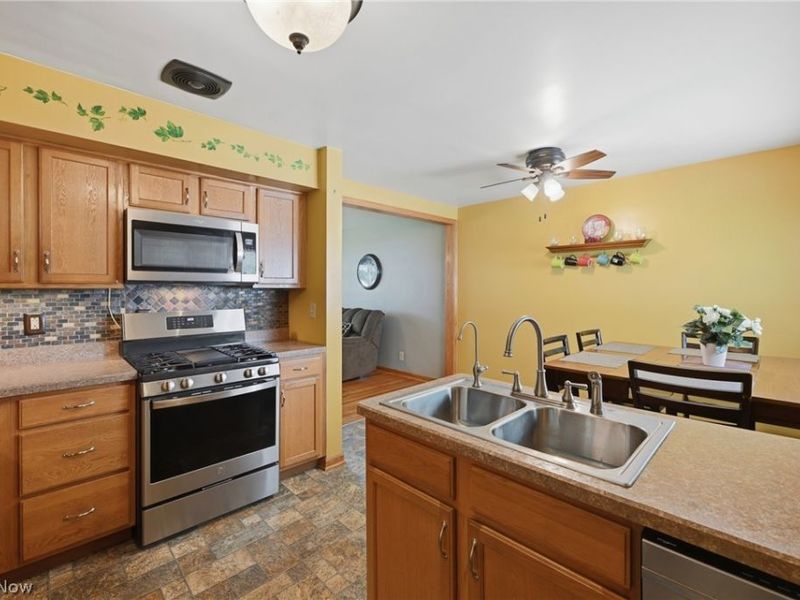 664 Burdie Drive, Hubbard, OH 44425 Photo 10