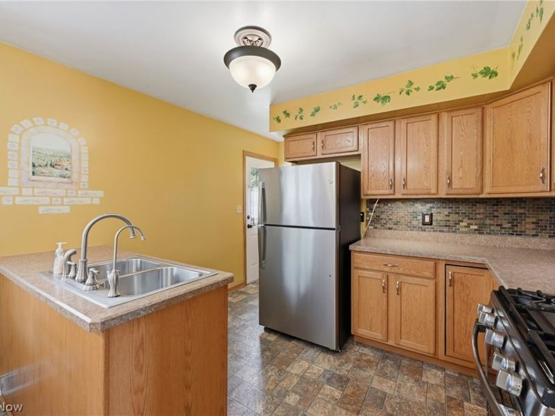 664 Burdie Drive, Hubbard, OH 44425 Photo 11