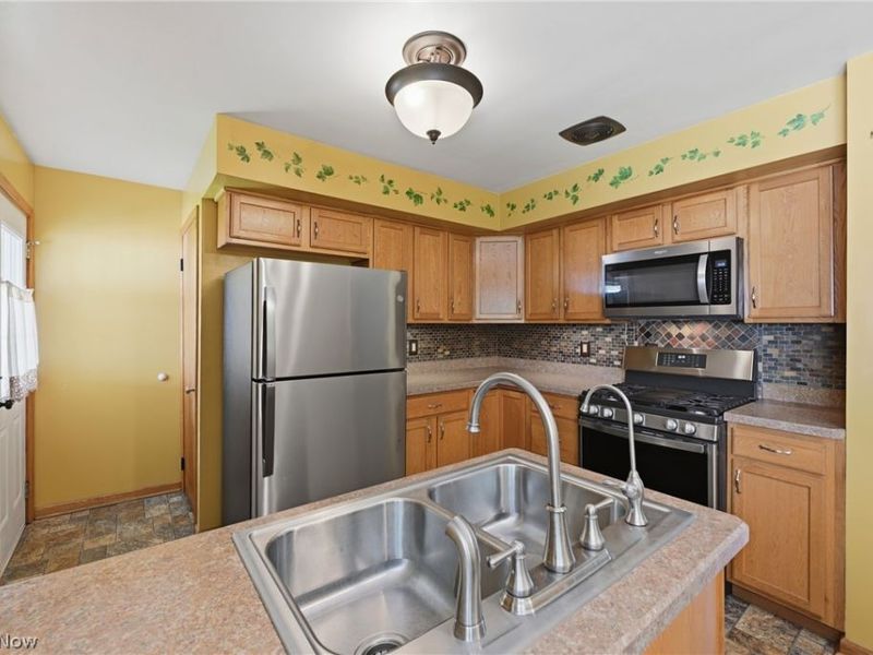 664 Burdie Drive, Hubbard, OH 44425 Photo 12