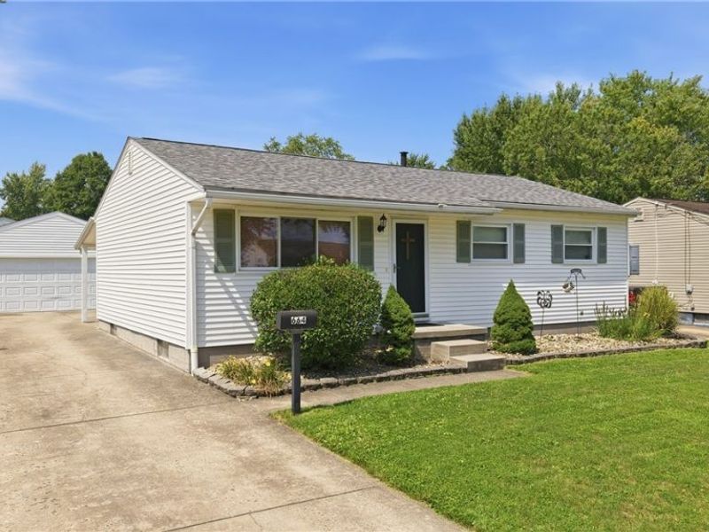 664 Burdie Drive, Hubbard, OH 44425 Photo 2