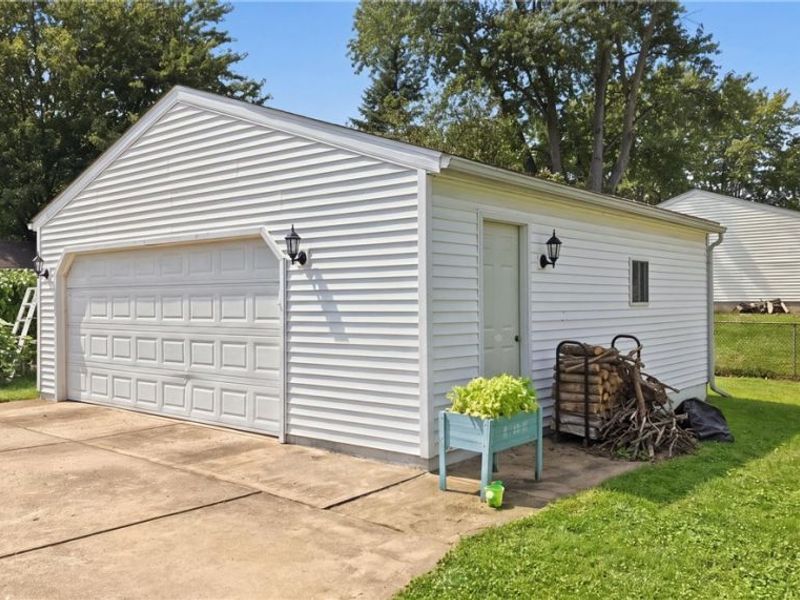 664 Burdie Drive, Hubbard, OH 44425 Photo 4