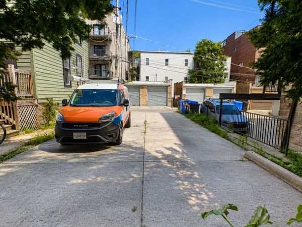866 W Buckingham Place , Chicago, IL 60657