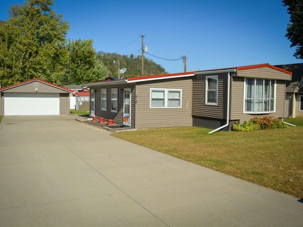618 Sunset View Street, Harpers Ferry, IA 52146