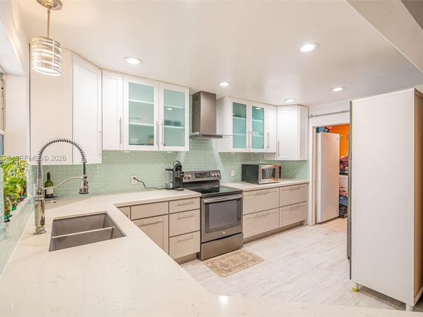 10 SW 46th Ave, Plantation, FL 33317