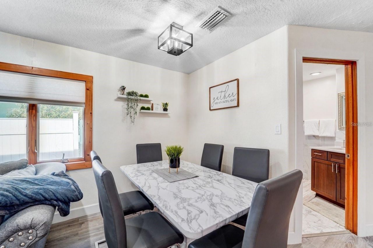 2598 Wood Street, Sarasota, FL 34237 Photo