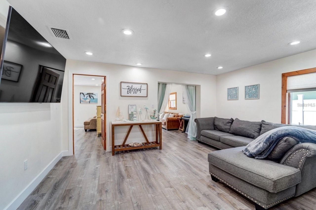 2598 Wood Street, Sarasota, FL 34237 Photo