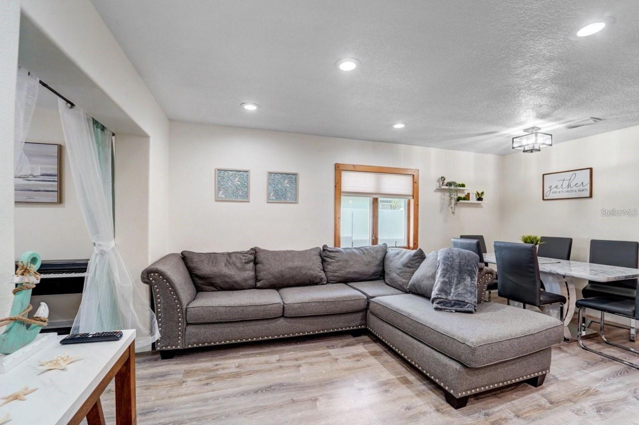 2598 Wood Street, Sarasota, FL 34237 Photo