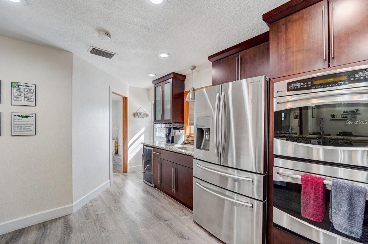 2598 Wood Street, Sarasota, FL 34237 Photo