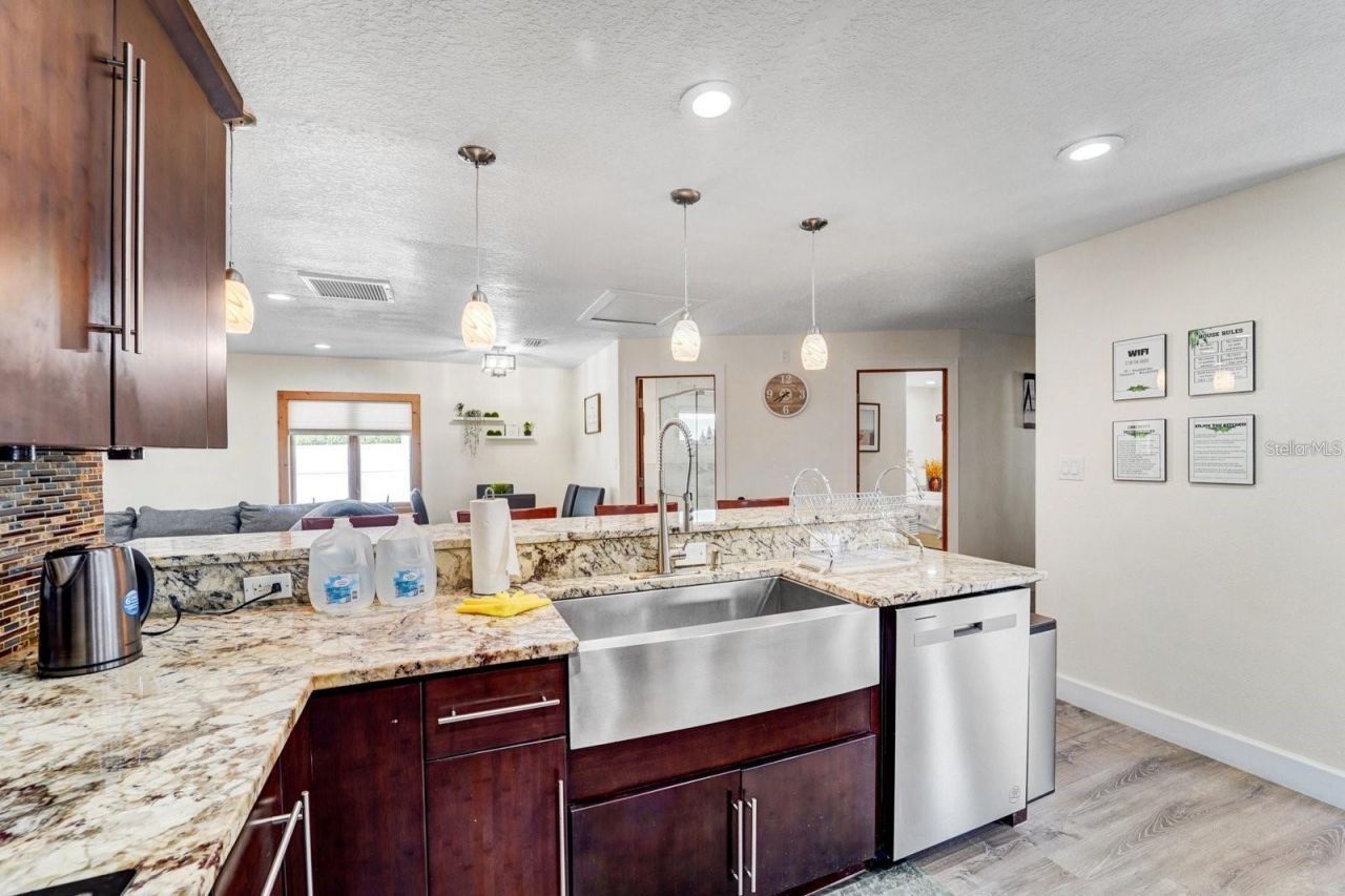 2598 Wood Street, Sarasota, FL 34237 Photo