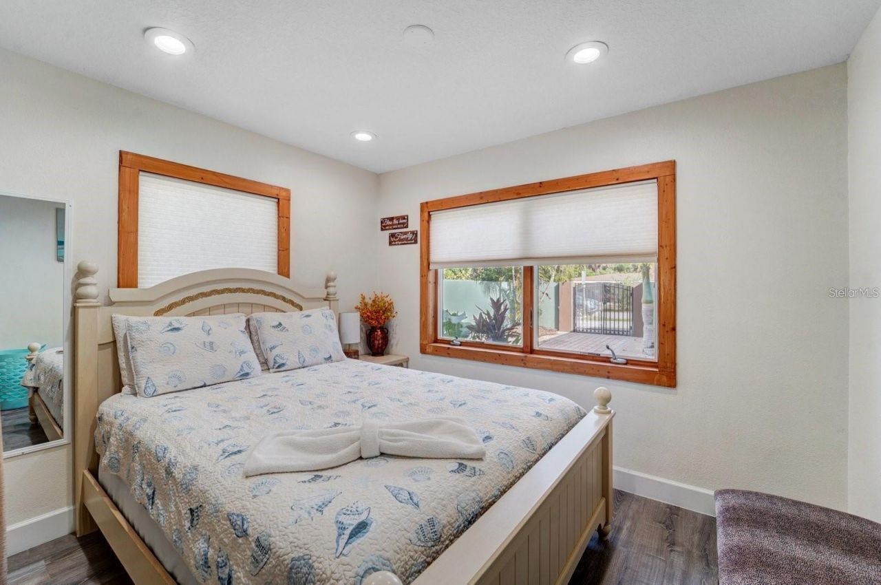 2598 Wood Street, Sarasota, FL 34237 Photo