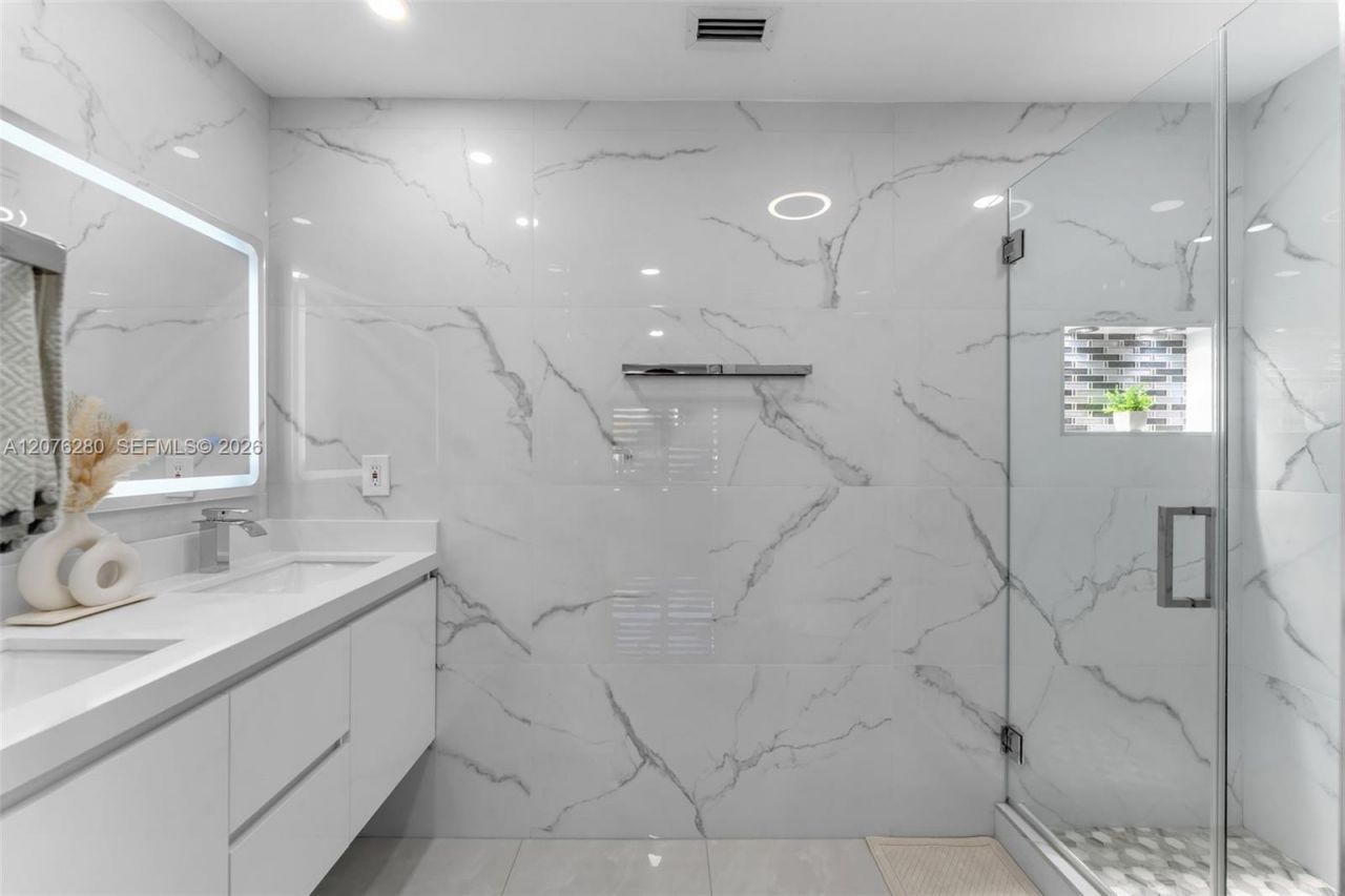 1180 NW 124th Pl, Unit 208, Miami, FL 33182 Photo