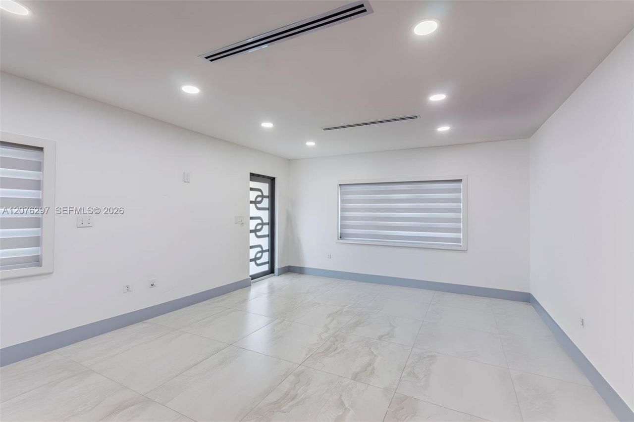 233 W 39th Pl, Hialeah, FL 33012 Photo