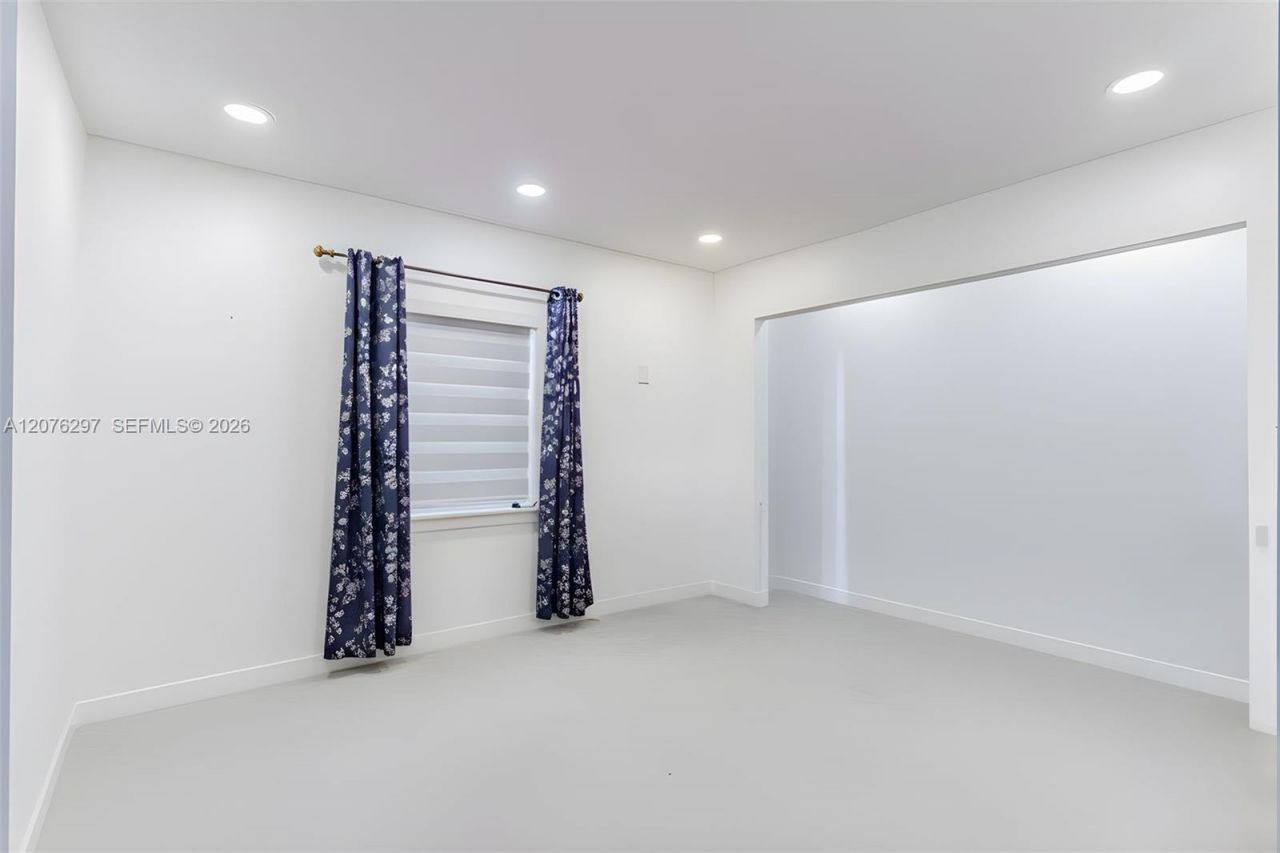 233 W 39th Pl, Hialeah, FL 33012 Photo