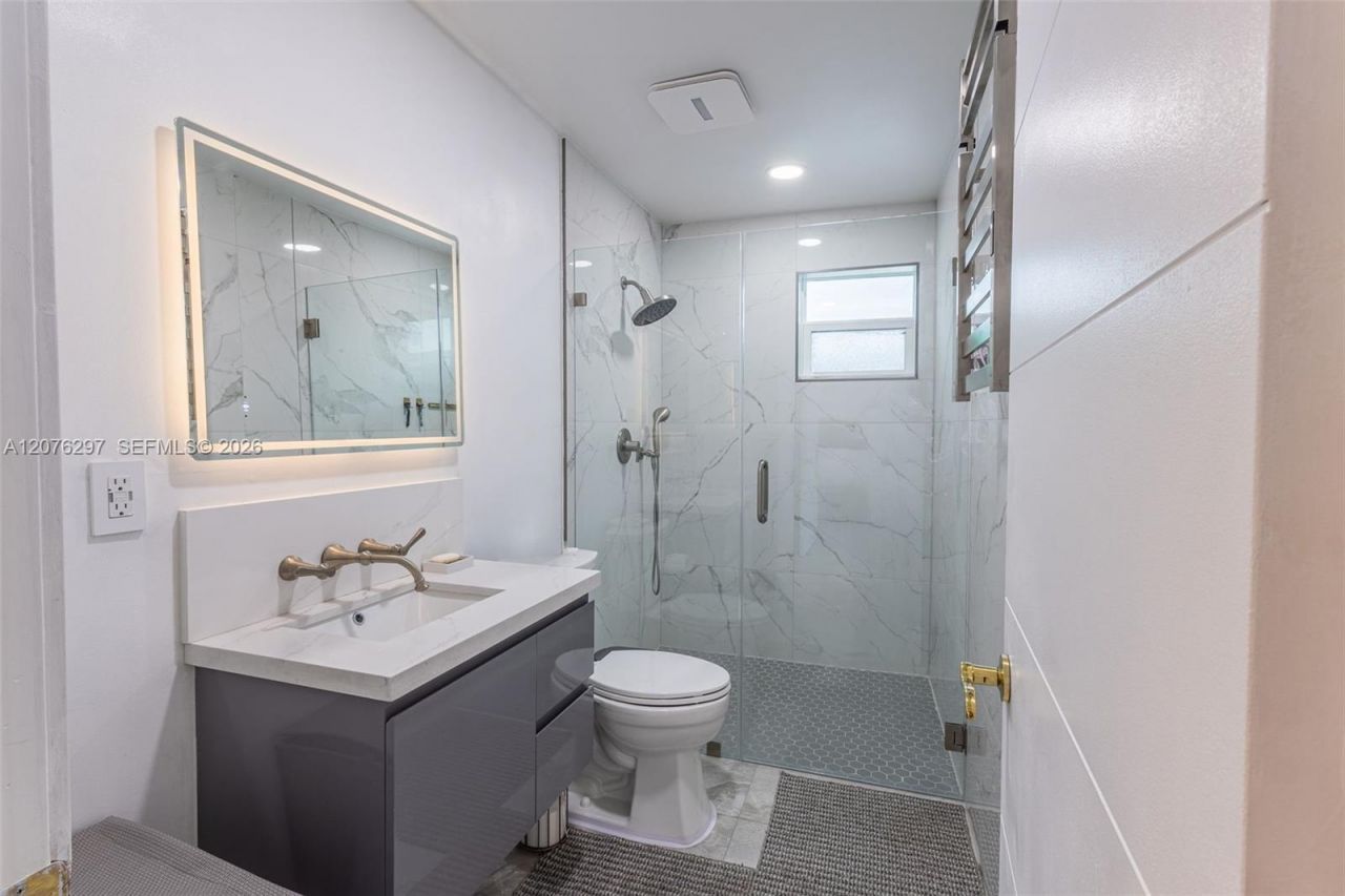 233 W 39th Pl, Hialeah, FL 33012 Photo