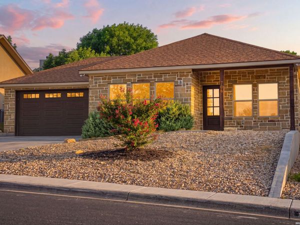 706 OAK VALLEY DR, Kerrville, TX 78028