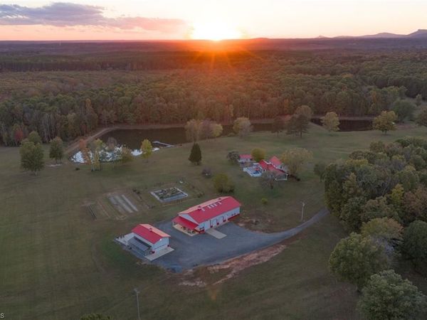 1260 Beaver Island Trail Road , Walnut Cove, NC 27052