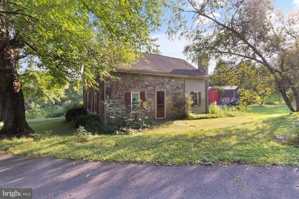 2155 MORGAN HILL ROAD, EASTON, PA 18042