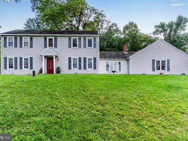 8 HOLLY DRIVE, NEW CUMBERLAND, PA 17070