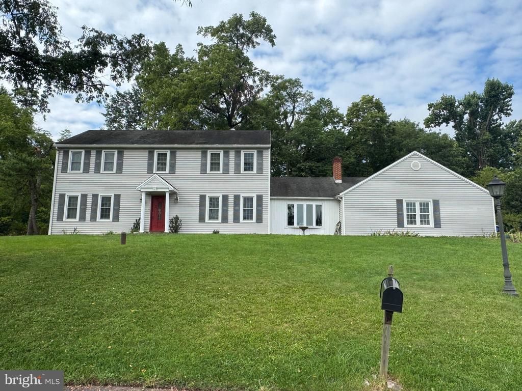 8 HOLLY DRIVE , NEW CUMBERLAND, PA 17070