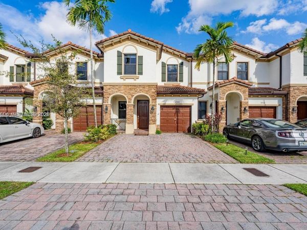 8945 NW 98th Ave , Doral, FL 33178