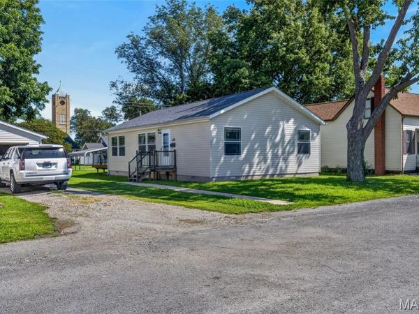 205 W Iowa Street , Trenton, IL 62293