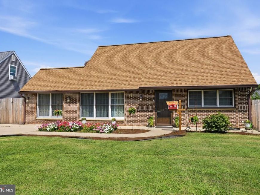 16 Parkside Circle, Levittown, PA 19056 Main Photo