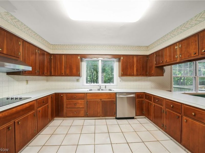 1091 Nina Lane, Akron, OH 44333 Photo 9