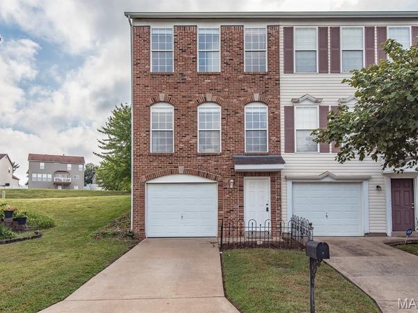 6 Robinson Circle Drive, St Louis, MO 63136
