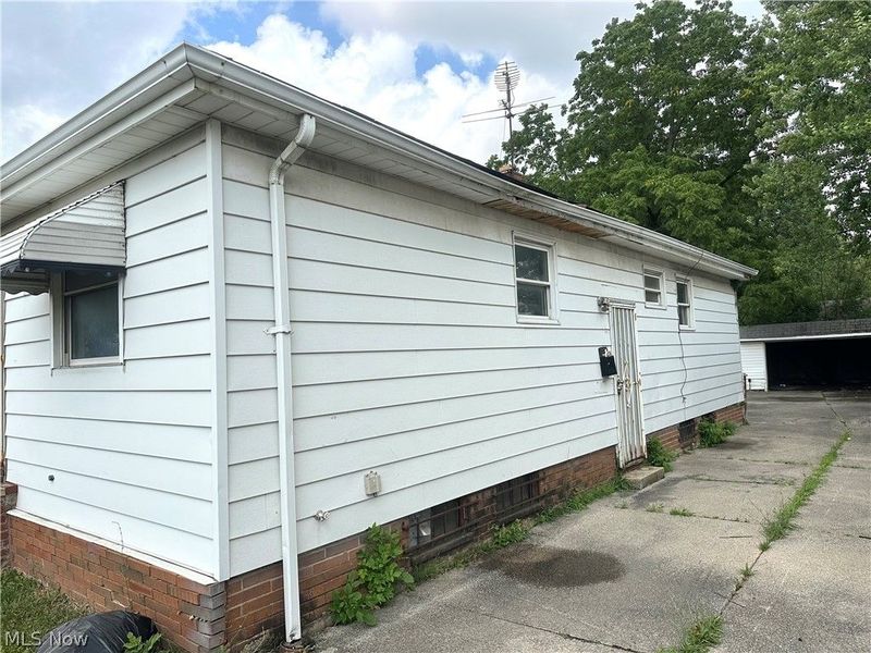 4549 Lee Road, Cleveland, OH 44128 Photo 2