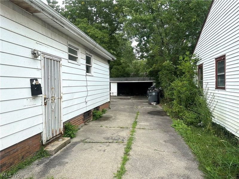 4549 Lee Road, Cleveland, OH 44128 Photo 3