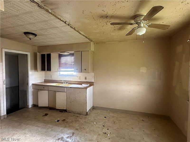 4549 Lee Road, Cleveland, OH 44128 Photo 9