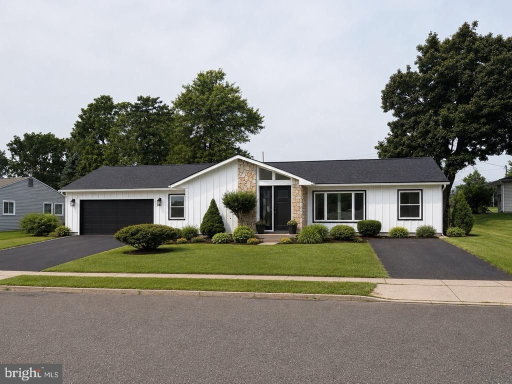 521 PARKWAY DRIVE , FAIRLESS HILLS, PA 19030