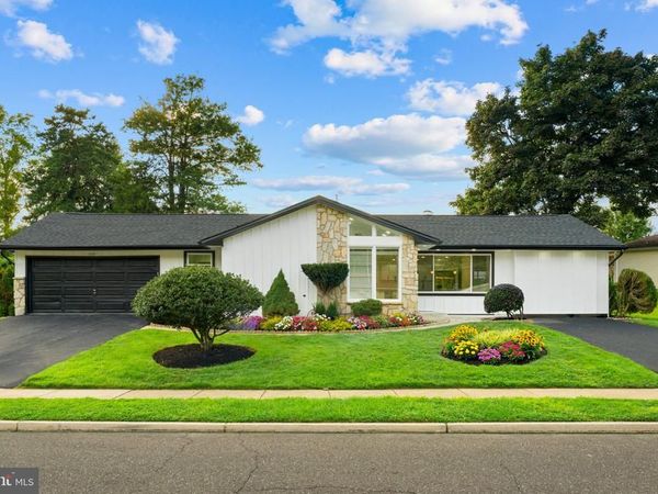 521 PARKWAY DRIVE, FAIRLESS HILLS, PA 19030