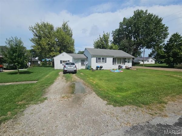213 E Woodlawn Street , Vandalia, MO 63382