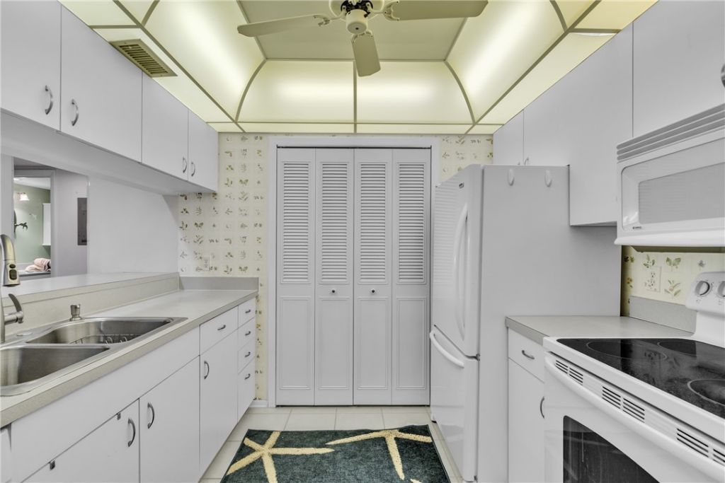 25 Plantation Drive, Unit 203, Vero Beach, FL 32966 Photo