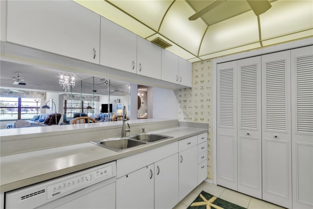 25 Plantation Drive, Unit 203, Vero Beach, FL 32966 Photo